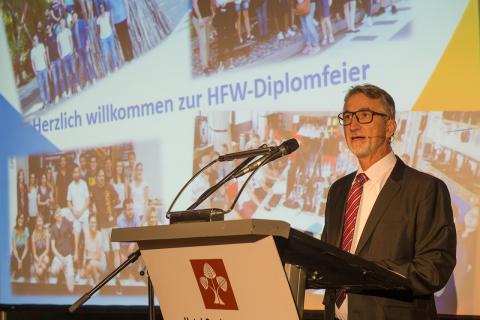 Diplome für 91 neue HFW-Führungskräfte 2017