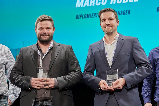 Marco Hodel (rechts) nimmt den ICT Senior Professional Award entgegen.