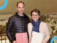 Silvia Imholz mit Mann an der Diplomfeier Handelsschule edupool.ch