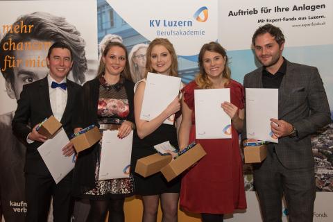 Diplome für 91 neue HFW-Führungskräfte 2017