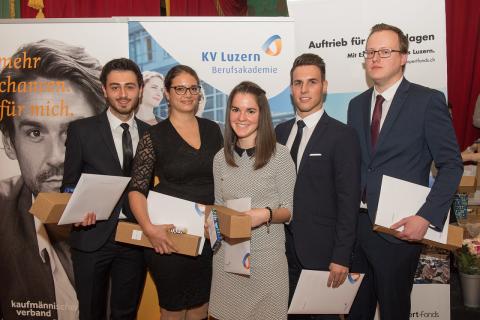 Diplome für 91 neue HFW-Führungskräfte 2017