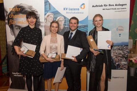 Diplome für 91 neue HFW-Führungskräfte 2017